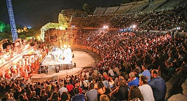Efes antik tiyatro konser sebebiyle ziyaret saatleri geriye çekildi