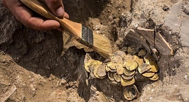 Notion Antik Kenti'nde altın dolu çömlek bulundu