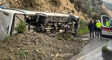 Tur minibüsü devrildi: 23 yaralı!