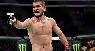 Ünlü dövüşçü uçaktan indirildi