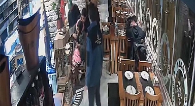 İngiliz turisti garsonun Heimlich manevrası kurtardı