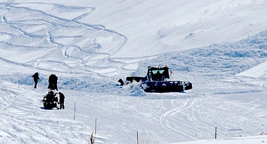 Yasak alanda kayak yaptılar... Palandöken'e çığ düştü