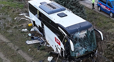 Tur otobüsü yoldan çıkıp ağaçlara çarptı: 40 yaralı!