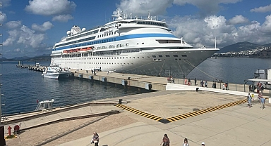 Sezonun ilk gemisi 756 yolcu getirdi