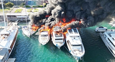 Otel önünde bağlı 4 tekne küle döndü