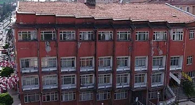 Tehlike saçan otelin yıkımına başlandı