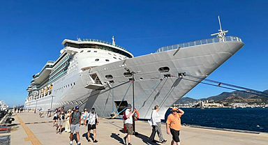 Dev gemi Bodrum'a o ülkeden binlerce turist getirdi