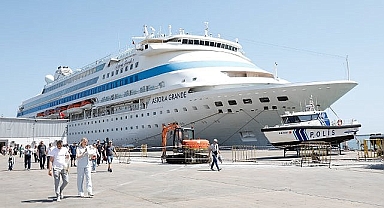 Sezonun ilk gemisi 947 yolcu getirdi