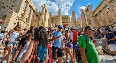 Türkiye'nin rakibi sezona 80 bin personel açığıyla başladı