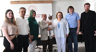 Annesi ceza almıştı... Antalya havalimanına bırakılan bebek Rus yetkililere teslim edildi