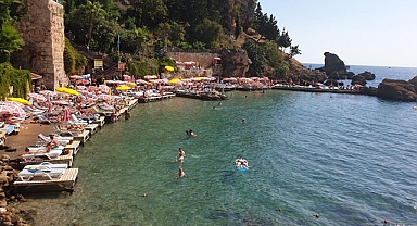 Şezlong fiyatları tartışılan plaj tadilat sebebiyle kapatıldı