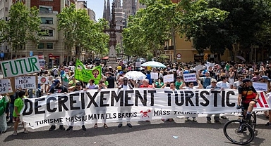 Turistlere böyle seslendiler: Senin tatilin, benim sefaletim!