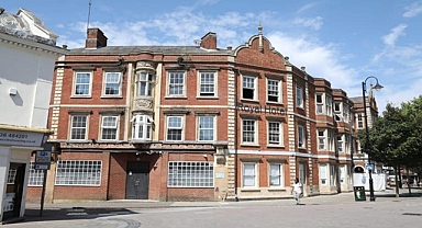 2.2 milyon sterline satın aldığı oteli 1 sterline satıyor