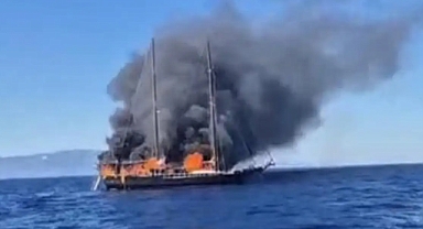 Bodrum açıklarında içinde turistlerin olduğu tekne yanarak battı