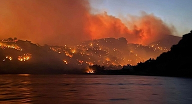Ünlü yunan adasında otelleri tahliye ettiren yangın!