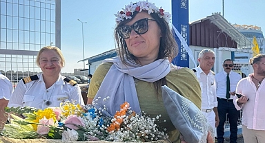 Kruvaziyerle gelen 100 bininci turiste görkemli karşılama!