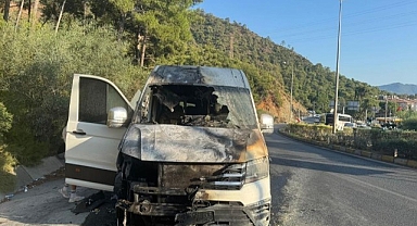 Turistleri havalimanına götüren minibüs alev aldı
