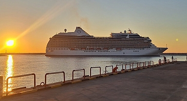 Antalya iki dev kruvaziyer gemisini ağırladı