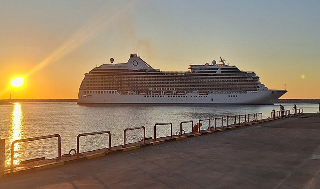 Antalya iki dev kruvaziyer gemisini ağırladı