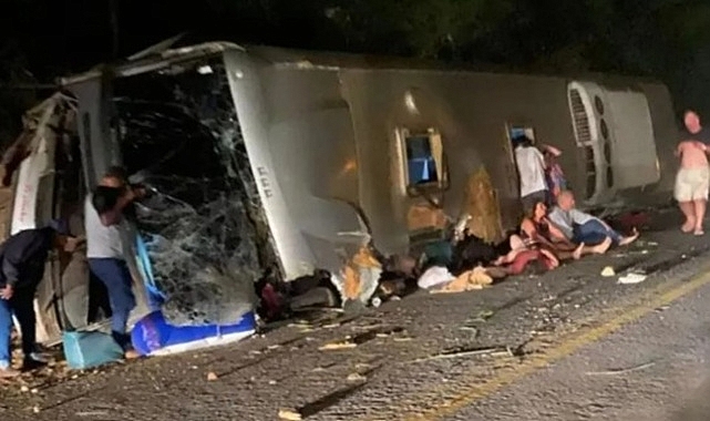 Turist otobüsü devrildi: 17 ölü!