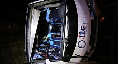 Tur midibüsü devrildi: 24 yaralı!