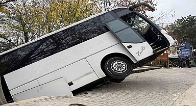 Tur otobüsü şarampole düştü