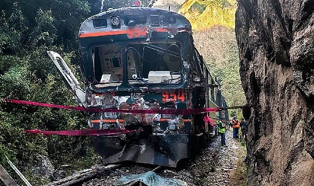 Turist trenleri kafa kafaya çarpıştı; 1ölü, 30 yaralı!
