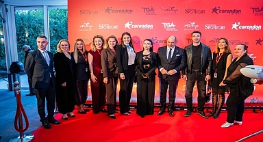 Corendon Airlines, Özge Yağız ve Yusuf Çim’i Varşova’da hayranlarıyla buluşturdu