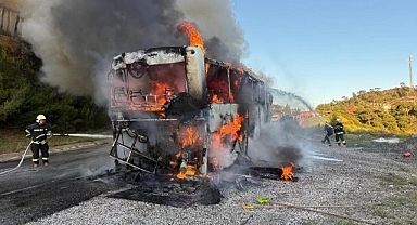 Seyir halindeki tur otobüsü alev topuna döndü