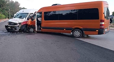 Antalya'da tur minibüsleri çarpıştı: 13 turist yaralı!