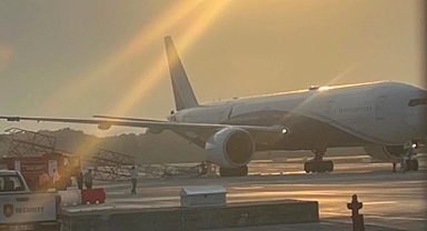 THY uçağı Antalya'da direğe çarptı