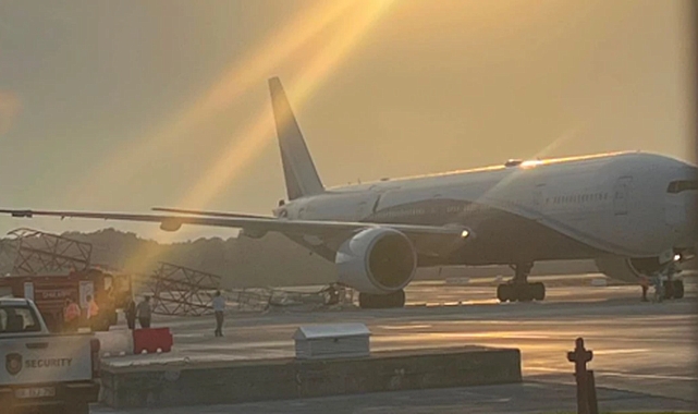 THY uçağı Antalya'da direğe çarptı